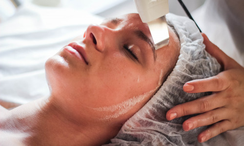 Ультразвуковая чистка лица: мгновенный глоток воздуха для усталой кожи 
