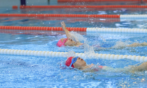 Рекордсменка России по плаванию Дарья Кулешова наградила победителей соревнований